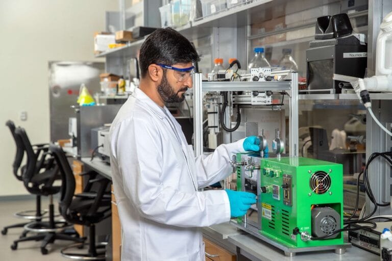 تدعم اكتشافات الفضاء.. فريق بحثي من "نيويورك أبوظبي" يطور بلورات عضوية