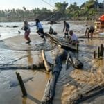 إندونيسيا: فيضانات مفاجئة تقتل 14 شخصاً وتدمر مئات المنازل في جزيرة سياو