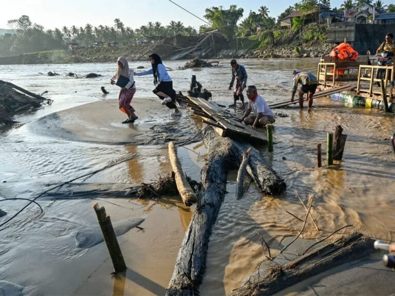 إندونيسيا: فيضانات مفاجئة تقتل 14 شخصاً وتدمر مئات المنازل في جزيرة سياو