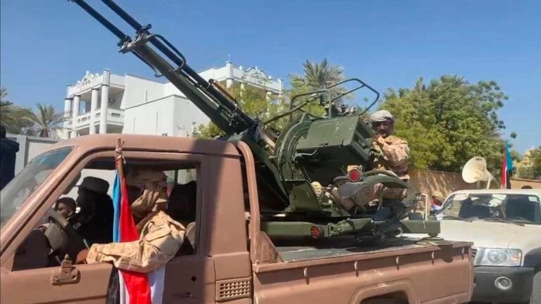 قتيل وجرحى في اشتباكات مسلحة بنقطة أمنية غرب مدينة الشحر بحضرموت