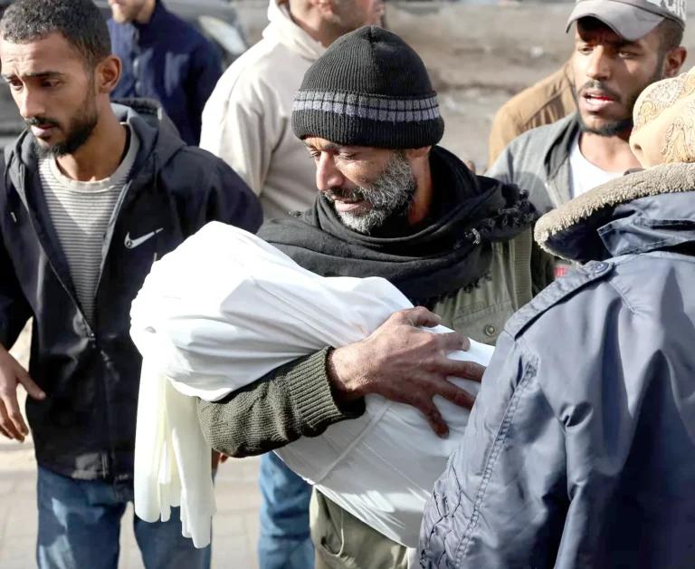 قتيلان وإصابات في غزة جراء نيران وغارات إسرائيلية11