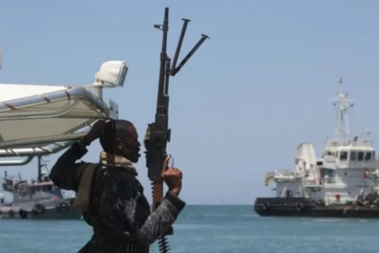 الجابون: قرصنة بحرية تهدد الساحل الإفريقي.. اختطاف 9 بحارة وإثارة الذعر بين الصيادين!