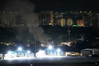 Breaking - Caracas under bombardment: A series of explosions rock military bases and there is a complete power outage.