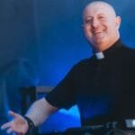 من المذبح إلى منصّة الموسيقى.. كاهن برتغالي يشعل جدلًا واسعًا في لبنان