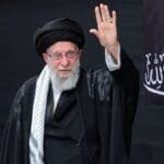 لجنة برلمانية إيرانية تحذر من فتوى بالجهاد إذا تعرض المرشد الأعلى لهجوم