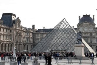 أشهر متاحف العالم في "صمت".. إضراب الموظفين يغلق "اللوفر" بباريس