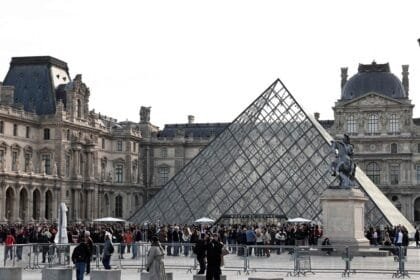 أشهر متاحف العالم في "صمت".. إضراب الموظفين يغلق "اللوفر" بباريس