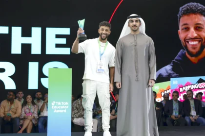 محمد بن راشد يكرم الفائز بجائزة صناع المحتوى التعليمي بالشراكة مع TikTok