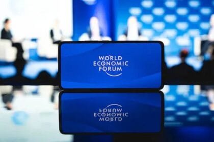 موسكو تسخر من دافوس.. منتدى الاقتصاد العالمي يتحول إلى مسرح دولي للعبث