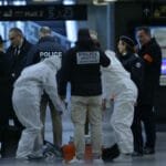 فرنسا .. إصابة شخصين في هجوم بسكين داخل قطار "RER" ومطاردة أمنية للمنفذ