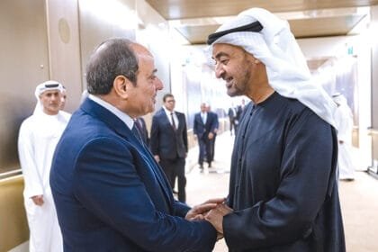 رئيس الإمارات والرئيس المصري يشدّدان على أهمية تعزيز السلام في المنطقة