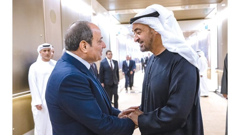 رئيس الإمارات والرئيس المصري يشدّدان على أهمية تعزيز السلام في المنطقة