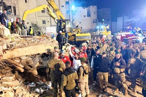 15قتيلاً جراء انهيار مبنيين سكنيين في طرابلس شمال لبنان