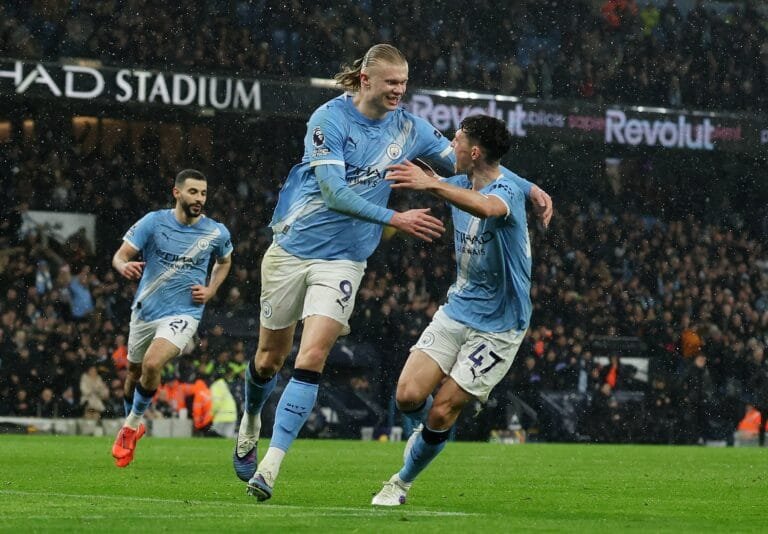 Manchester City beat Fulham 3-0 in the Premier League and threaten Arsenal's lead