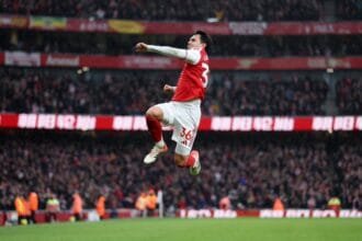 آرسنال يتفوق على سندرلاند بثلاثية ويواصل صدارة الدوري الإنجليزي