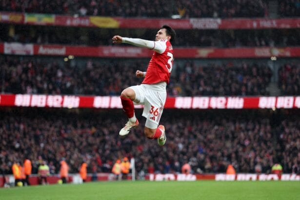 آرسنال يتفوق على سندرلاند بثلاثية ويواصل صدارة الدوري الإنجليزي