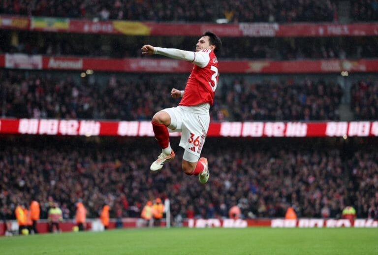 Arsenal defeat Sunderland 3-0 and maintain their lead in the Premier League