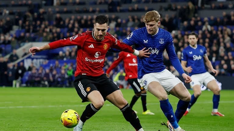 سيسكو يقود مانشستر يونايتد لفوز قاتل على إيفرتون ويعيده إلى المربع الذهبي