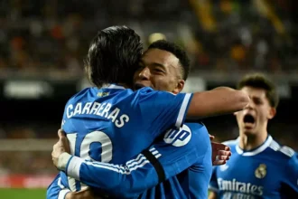 ريال مدريد يهزم فالنسيا بثنائية ويواصل مطاردة برشلونة على الصدارة