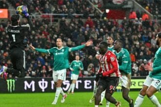 بصناعة صلاح.. فان دايك يمنح ليفربول فوزًا ثمينًا على سندرلاند في الدوري الإنجليزي