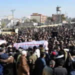 آلاف الباكستانيين يشيّعون ضحايا تفجير انتحاري استهدف مسجدًا شيعيًا في إسلام أباد