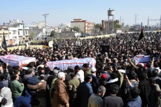 آلاف الباكستانيين يشيّعون ضحايا تفجير انتحاري استهدف مسجدًا شيعيًا في إسلام أباد