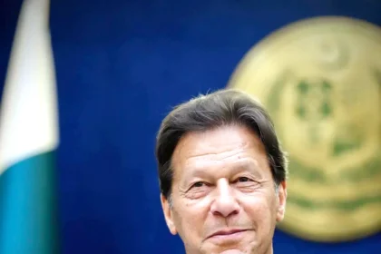 أبناء عمران خان يطالبون بالسماح بزيارة والدهم بسبب تدهور صحته