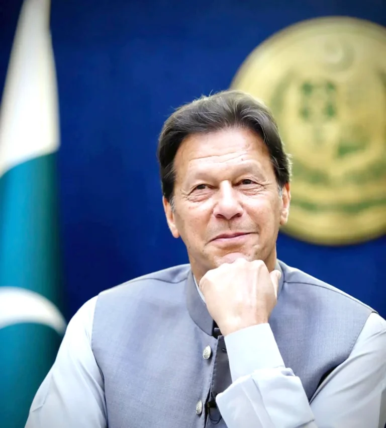 أبناء عمران خان يطالبون بالسماح بزيارة والدهم بسبب تدهور صحته