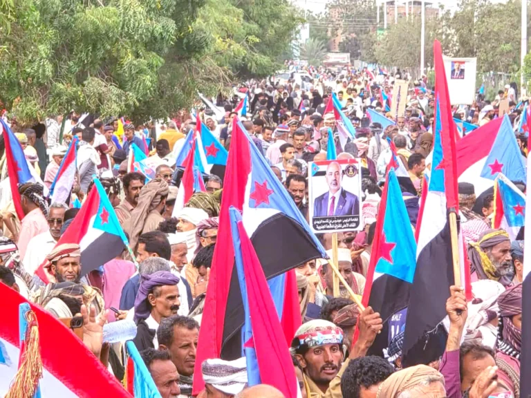 أبين تزلزل الأرض بـمليونية الثبات والوفاء.. وتفويض مطلق للزبيدي