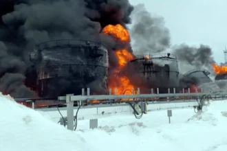 أوكرانيا تعلن قصف مستودع نفط ومراكز تحكم للطائرات المسيّرة في منطقة ساراتوف الروسية