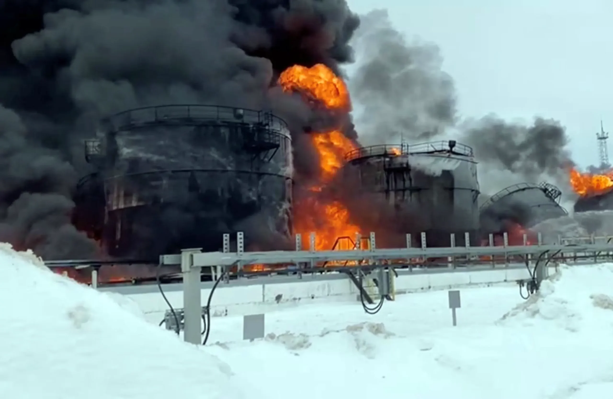 Ukraine announces bombing of an oil depot and drone control centers in Russia’s Saratov region