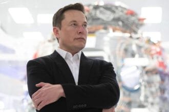 إيلون ماسك يخطط لهبوط غير مأهول على القمر في 2027