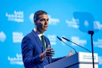 قرار يهز أوروبا.. إسبانيا تحظر السوشيال ميديا على القاصرين وماسك يفتح النار: رئيس الوزراء «طاغية وخائن لبلاده»