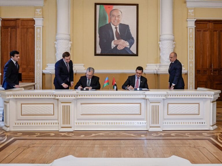 بهدف تعزيز أطر التعاون.. أبوظبي وباكو توقّعان اتفاقية توأمة لتعزيز التعاون الحضري