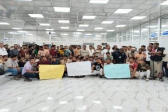 احتجاجات في مطار الريان بالمكلا تنديداً بقرارات تسريح موظفين واستبدال "النخبة الحضرمية"