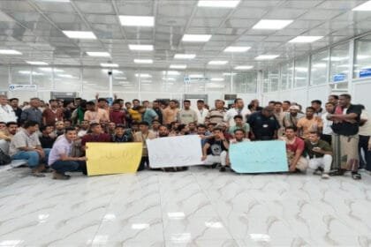 احتجاجات في مطار الريان بالمكلا تنديداً بقرارات تسريح موظفين واستبدال "النخبة الحضرمية"