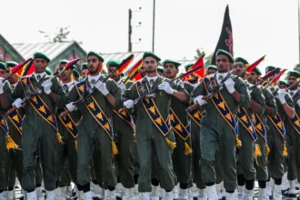 صحيفة إيرانية تطالب بدمج الجيش و"الحرس الثوري": الوقت حان لإنهاء "تداخل الأدوار" والتكاليف الباهظة