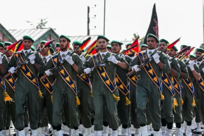 An Iranian newspaper calls for the integration of the army and the Revolutionary Guard: It is time to end the "overlapping roles" and exorbitant costs.