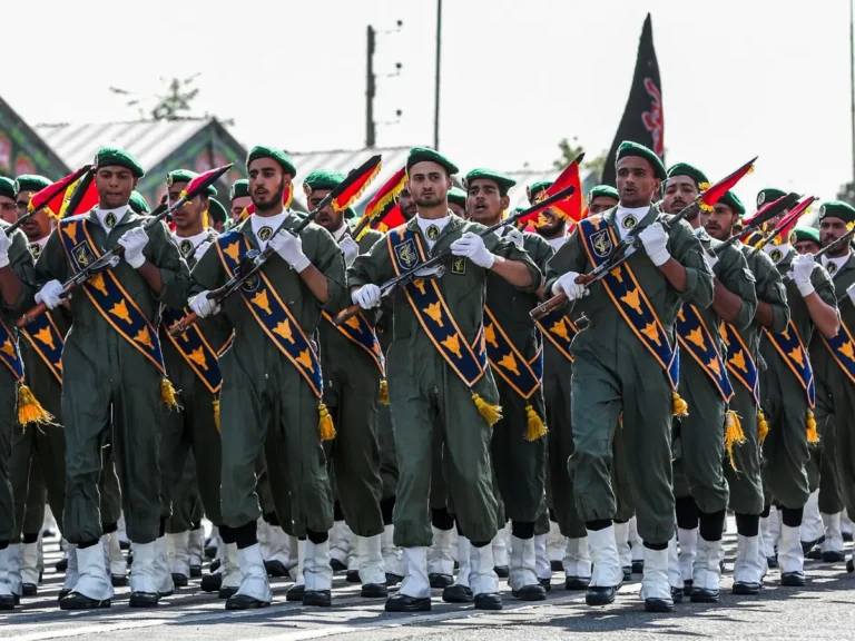 An Iranian newspaper calls for the integration of the army and the Revolutionary Guard: It is time to end the "overlapping roles" and exorbitant costs.