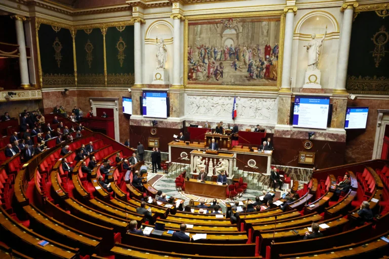 The French government overcomes the first no-confidence motion and moves closer to approving the 2026 budget