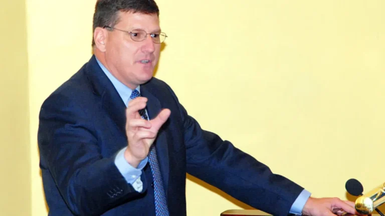 تحذير نارى يشعل الجدل.. سكوت ريتر: حاملة الطائرات أبراهام لينكولن قد تتحول إلى "بطة جالسة" أمام إيران