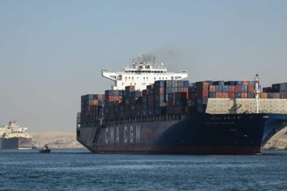 واشنطن تصدر توجيهات أمنية مشددة لسفنها في مضيق هرمز.. وطهران: مفاوضات عمان بدأت بـ"بداية جيدة"