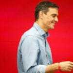 The red bracelet invades the wrist of the Spanish Prime Minister: luck or a political message?