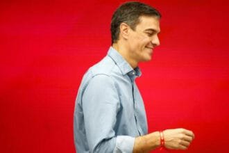 The red bracelet invades the wrist of the Spanish Prime Minister: luck or a political message?