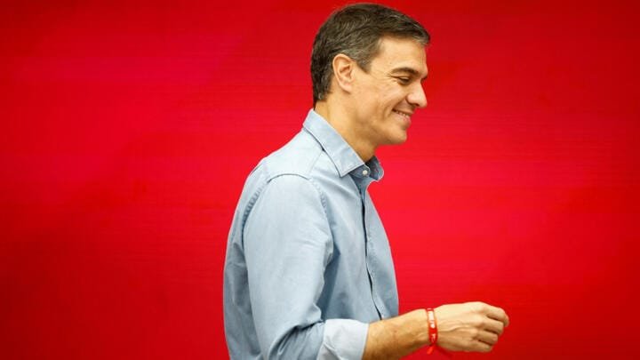 The red bracelet invades the wrist of the Spanish Prime Minister: luck or a political message?