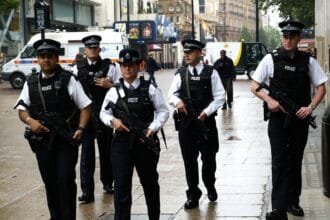 الشرطة البريطانية تقيّم احتمال استخدام إبستين مطارين في لندن بعمليات اتجار بالبشر