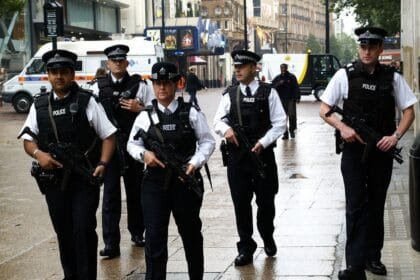 الشرطة البريطانية تقيّم احتمال استخدام إبستين مطارين في لندن بعمليات اتجار بالبشر