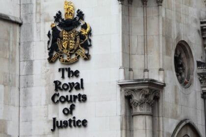 المحكمة العليا البريطانية تسمح للحكومة بالطعن على حكم بعدم قانونية حظر "فلسطين أكشن"