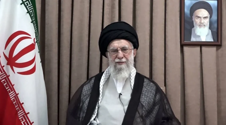 Breaking - Khamenei threatens Washington with a "regional war" and affirms: We will not submit to the policy of threats.
