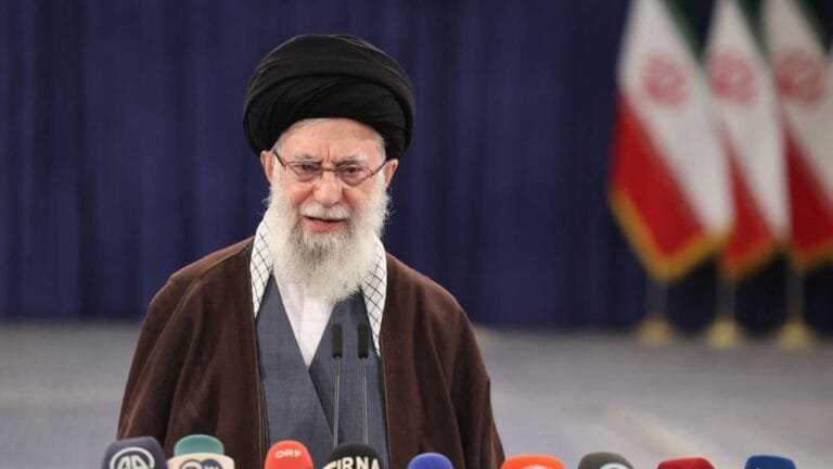 Khamenei responds to Trump: "You will not be able to eliminate the Iranian regime."